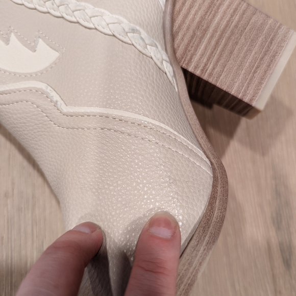 Women's Cream Western Ankle Boots - Picture 8 of 16